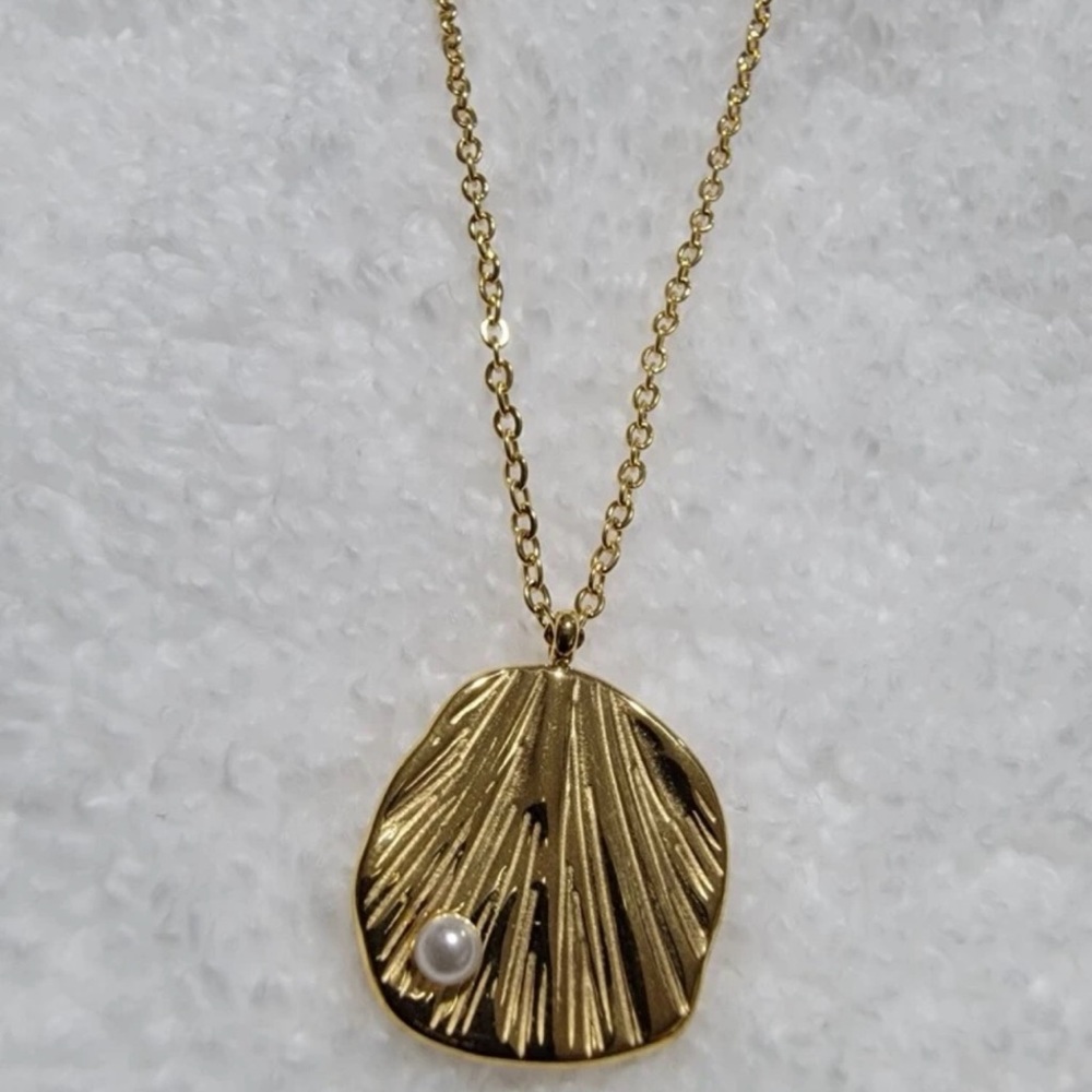 Lion’s Paw Scallop Shell Striated Rippled Cradle Nestle Pearl Nacre 18K Necklace - Picture 10 of 11